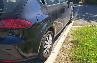 Groźnie na Belzackiej. Zasłabła za kierownicą i uderzyła w zaparkowanego Seata