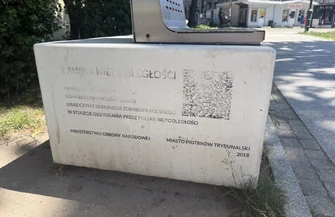 Ławka Niepodległości w Piotrkowie zostanie odnowiona. Dlaczego wyłączono nagrania