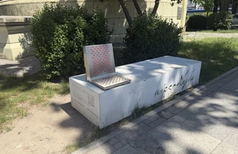 Ławka Niepodległości w Piotrkowie zostanie odnowiona. Dlaczego wyłączono nagrania