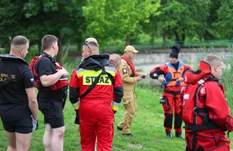 W takich sytuacjach liczy się każda sekunda. Strażacy ćwiczyli na Bugaju a statystyki utonięć są alarmujące. Jak zachować się nad wodą