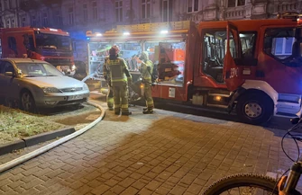 Pożar w kamienicy przy al. 3 Maja w Piotrkowie. Ewakuowano mieszkańców dziewczynka zatruła się dymem