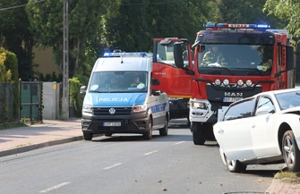 Groźny wypadek na Zalesickiej w Piotrkowie. Kierujący uderzył w słup a następnie w drzewo po czym uciekł. Droga jest zablokowana