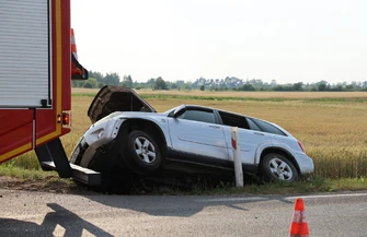 Toyota wjechała do rowu na Krakowskim Przedmieściu. Kierująca ukarana mandatem