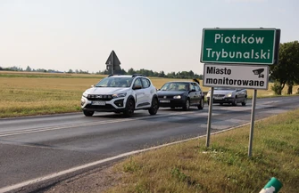Toyota wjechała do rowu na Krakowskim Przedmieściu. Kierująca ukarana mandatem