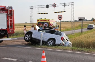 Toyota wjechała do rowu na Krakowskim Przedmieściu. Kierująca ukarana mandatem