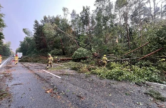 Nawałnica tuż przy granicy powiatu piotrkowskiego. Silny wiatr uszkodził stację paliw i zablokował DK74. Prognozy wciąż niebezpieczne