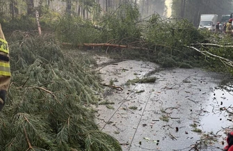 Nawałnica tuż przy granicy powiatu piotrkowskiego. Silny wiatr uszkodził stację paliw i zablokował DK74. Prognozy wciąż niebezpieczne