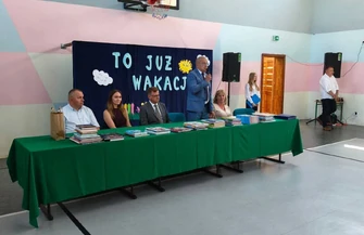Ostatni dzwonek wybrzmiał. W gminie Moszczenica po raz pierwszy wręczono stypendia dla 168 najzdolniejszych uczniów