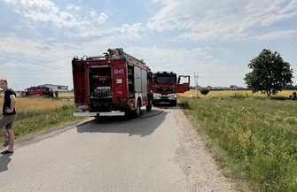 Pożar samochodu w Rokszycach pod Piotrkowem. Citroen doszczętnie spłonął