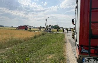 Pożar samochodu w Rokszycach pod Piotrkowem. Citroen doszczętnie spłonął