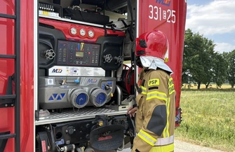 Pożar samochodu w Rokszycach pod Piotrkowem. Citroen doszczętnie spłonął