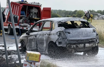 Citroen stanął w płomieniach. Auto doszczętnie spłonęło