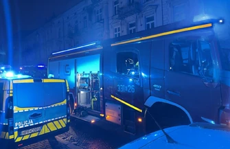 Są nowe informacje w sprawie pożaru w kamienicy przy Al. 3-Maja w Piotrkowie. Mężczyzna podpalił drzwi swojego partnera. Został zatrzymany przez policję