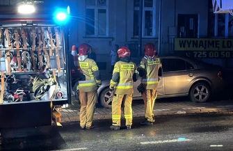 Są nowe informacje w sprawie pożaru w kamienicy przy Al. 3-Maja w Piotrkowie. Mężczyzna podpalił drzwi swojego partnera. Został zatrzymany przez policję