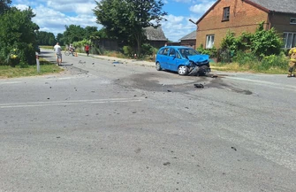 Zderzenie dwóch Opli w Grabicy. Dostawczak staranował ogrodzenie i wjechał na posesję