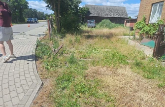 Zderzenie dwóch Opli w Grabicy. Dostawczak staranował ogrodzenie i wjechał na posesję