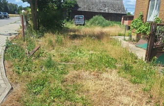 Zderzenie dwóch Opli w Grabicy. Dostawczak staranował ogrodzenie i wjechał na posesję