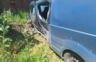 Zderzenie dwóch Opli w Grabicy. Dostawczak staranował ogrodzenie i wjechał na posesję