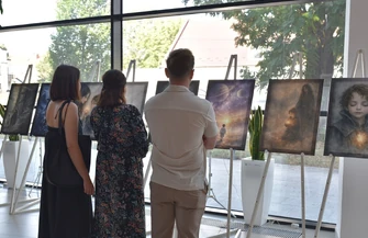 Dwa spojrzenia na emocje. W Mediatece otwarto nową wystawę fotografii