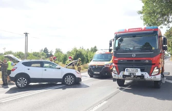 DK12 w Korytnicy zablokowana po zderzeniu dwóch samochodów. Jeden z nich dachował