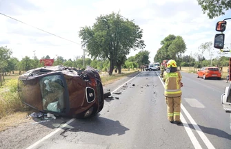 DK12 w Korytnicy zablokowana po zderzeniu dwóch samochodów. Jeden z nich dachował