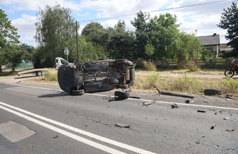DK12 w Korytnicy zablokowana po zderzeniu dwóch samochodów. Jeden z nich dachował