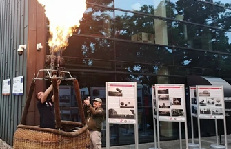 Historyczne zdjęcia i balonowe kosze przed Mediateką. Lotnicza wystawa towarzyszy Fly Fest