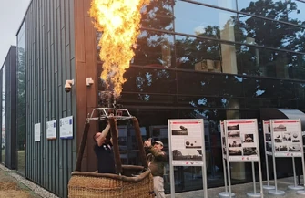 Historyczne zdjęcia i balonowe kosze przed Mediateką. Lotnicza wystawa towarzyszy Fly Fest