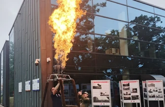 Historyczne zdjęcia i balonowe kosze przed Mediateką. Lotnicza wystawa towarzyszy Fly Fest