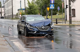 Dwie osoby ranne po zderzeniu na skrzyżowaniu Wojska Polskiego i Jerozolimskiej w Piotrkowie. Żaden z kierowców nie przyznaje się do winy sprawa trafi do sądu