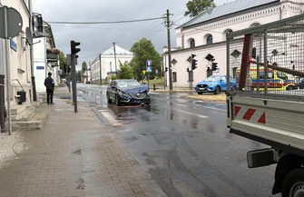 Dwie osoby ranne po zderzeniu na skrzyżowaniu Wojska Polskiego i Jerozolimskiej w Piotrkowie. Żaden z kierowców nie przyznaje się do winy sprawa trafi do sądu