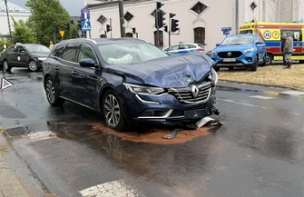 Dwie osoby ranne po zderzeniu na skrzyżowaniu Wojska Polskiego i Jerozolimskiej w Piotrkowie