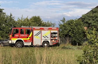 Silny wiatr powalił drzewo na dom. Interweniowali strażacy