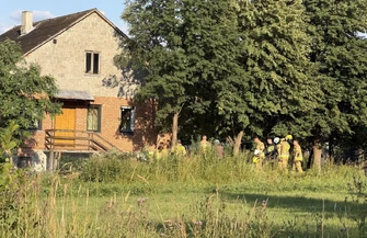 Silny wiatr powalił drzewo na dom. Interweniowali strażacy