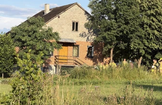 Silny wiatr powalił drzewo na dom. Interweniowali strażacy