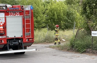 Pożar w pustostanie po dawnym Sigmatexie. Na miejscu interweniowały trzy zastępy straży pożarnej