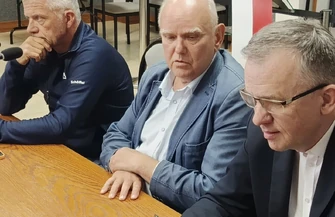 Nadzwyczajna sesja Rady Miasta w Piotrkowie. Problemy z nowym systemem głosowania