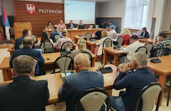 Nadzwyczajna sesja Rady Miasta w Piotrkowie. Problemy z nowym systemem głosowania