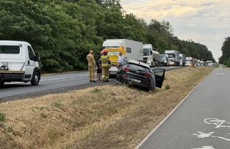 Kabriolet zderzył się z osobówką na DK 12. Pasażerką jednego z aut była zakonnica. Duże utrudnienia na trasie Piotrków - Sulejów