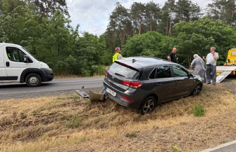 Kabriolet zderzył się z osobówką na DK 12. Pasażerką jednego z aut była zakonnica. Duże utrudnienia na trasie Piotrków - Sulejów
