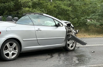 Kabriolet zderzył się z osobówką na DK 12. Pasażerką jednego z aut była zakonnica. Duże utrudnienia na trasie Piotrków - Sulejów