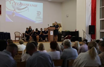 Czepkowanie w Akademii Piotrkowskiej. Absolwentki pielęgniarstwa odebrały dyplomy