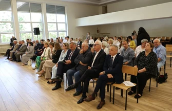 Czepkowanie w Akademii Piotrkowskiej. Absolwentki pielęgniarstwa odebrały dyplomy