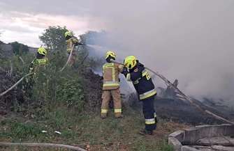 Niewiele brakowało a ogień objąłby zabudowania. Pożar składowiska gałęzi w Przygłowie. Najpierw przyznał się do winy a jak usłyszał że dostanie mandat zmienił wersję wydarzeń