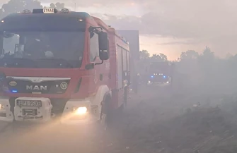 Niewiele brakowało a ogień objąłby zabudowania. Pożar składowiska gałęzi w Przygłowie. Najpierw przyznał się do winy a jak usłyszał że dostanie mandat zmienił wersję wydarzeń