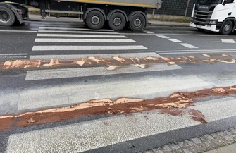 Trzy auta zderzyły się na moście w Przygłowie. Tworzą się ogromne korki.