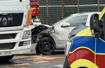 Trzy auta zderzyły się na moście w Przygłowie. Tworzą się ogromne korki.