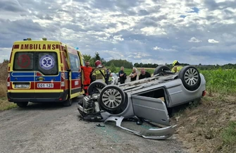 Audi dachowało pod Piotrkowem. Pasażerka została poważnie ranna