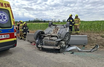 Kolejny wypadek w regionie. Audi wypadło z drogi i dachowało. Dwie osoby są poszkodowane