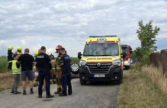 Kolejny wypadek w regionie. Audi wypadło z drogi i dachowało. Dwie osoby są poszkodowane